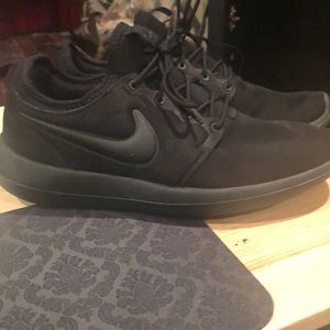 All black Nike Roshes